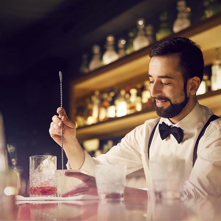 Hotel Pulitzer Amsterdam Esterno foto A bartender at work