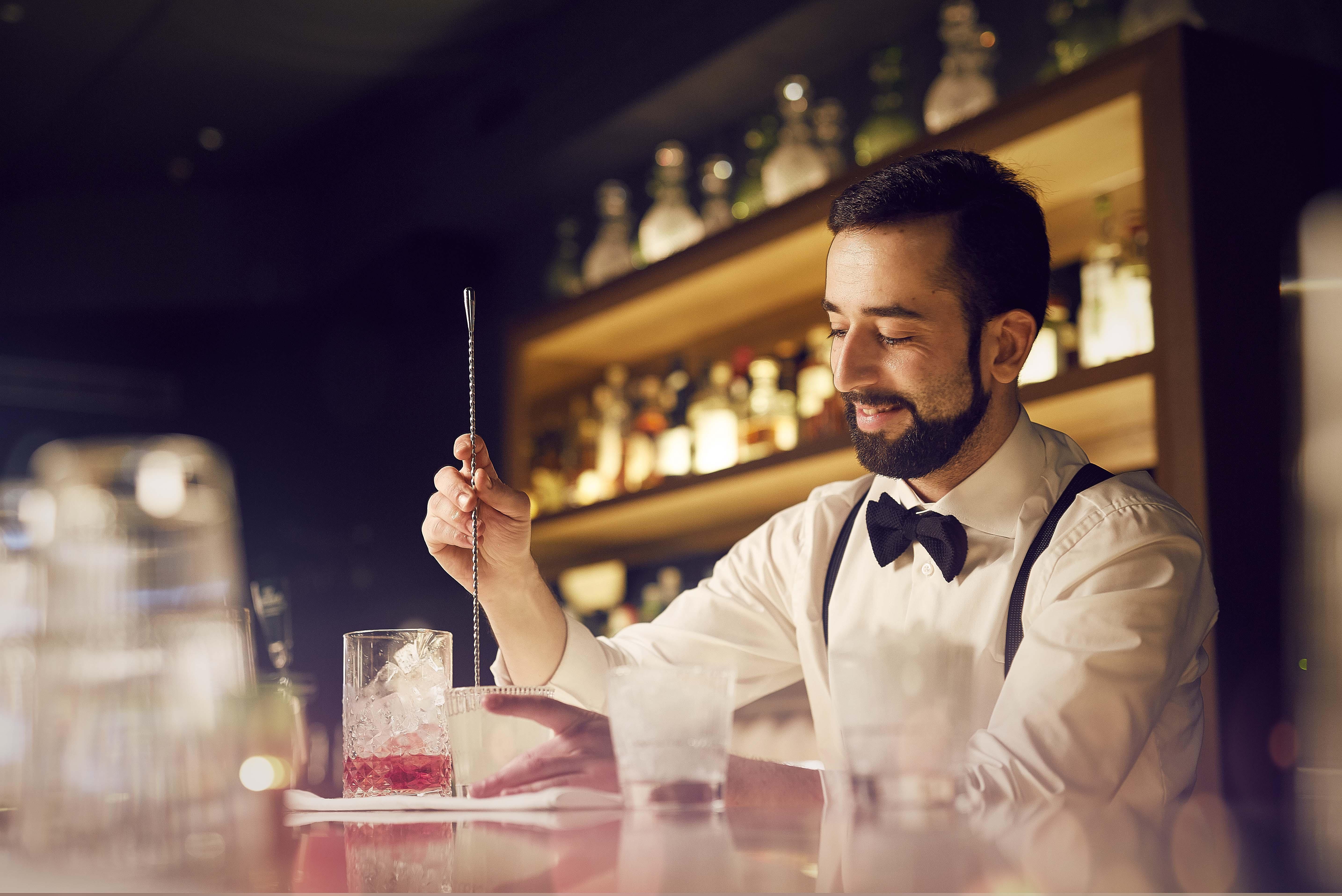 Hotel Pulitzer Amsterdam Esterno foto A bartender at work